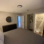 Aksarben 1 Bedroom-Close To I-80